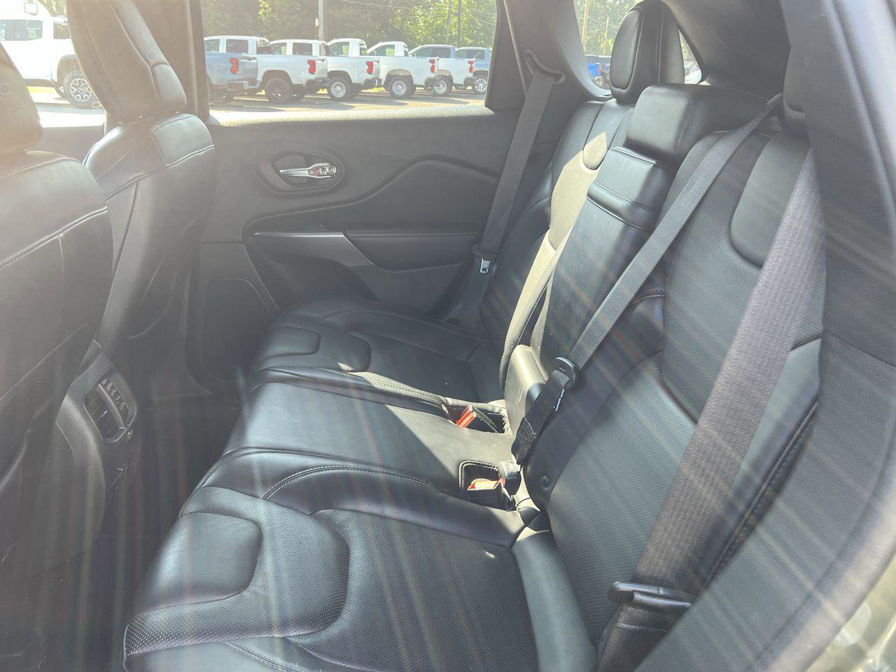 Used 2019 Jeep Cherokee Limited image 24