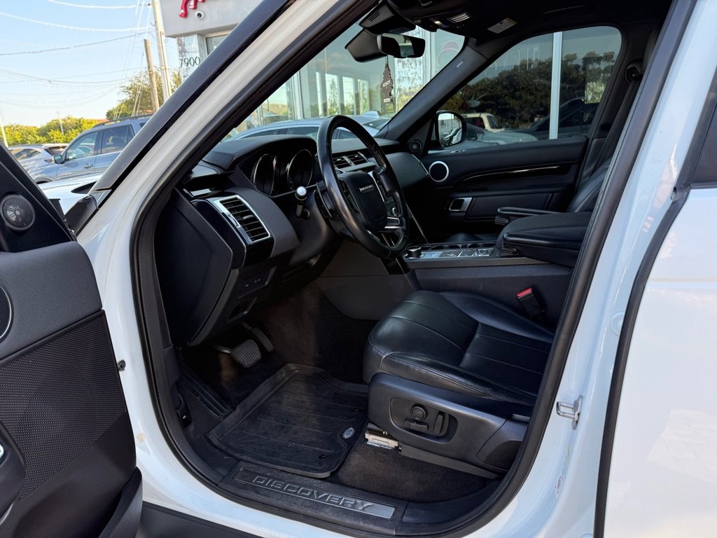 Used 2019 Land Rover Discovery SE image 13