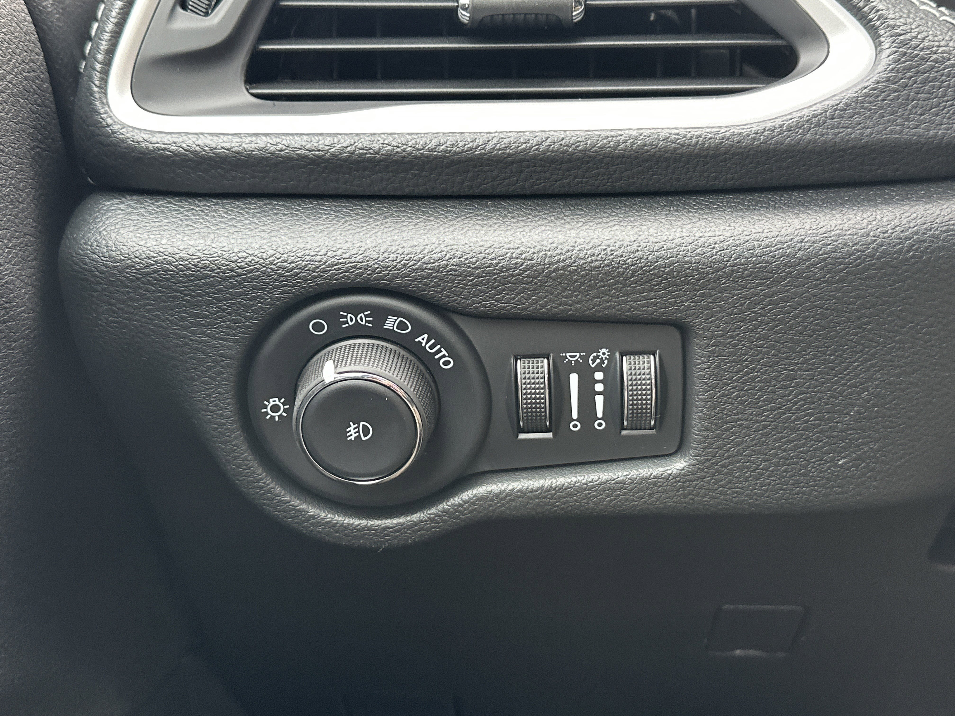 New 2026 Chrysler Pacifica Select w/ S Appearance Package image 15