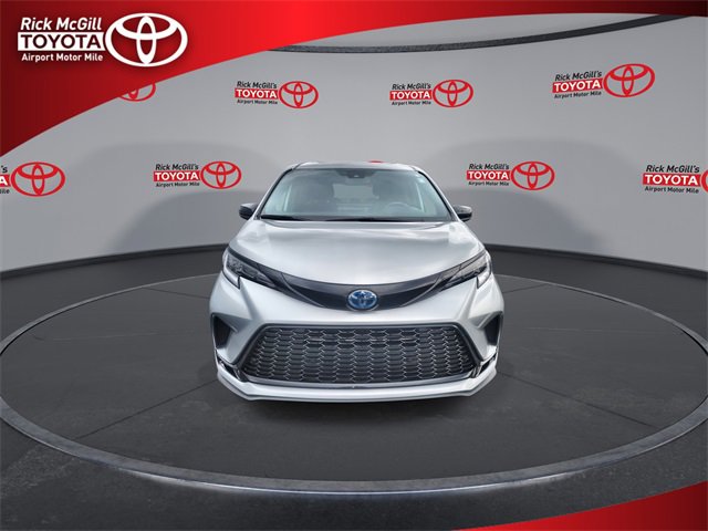 Certified 2025 Toyota Sienna XSE image 3