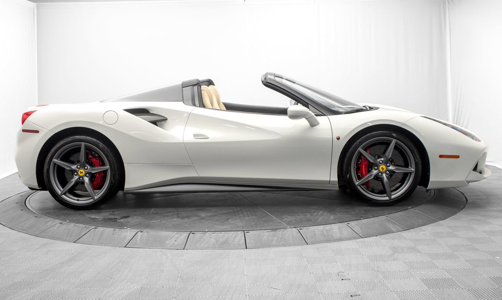 Used 2018 Ferrari 488 Spider RWD image 2