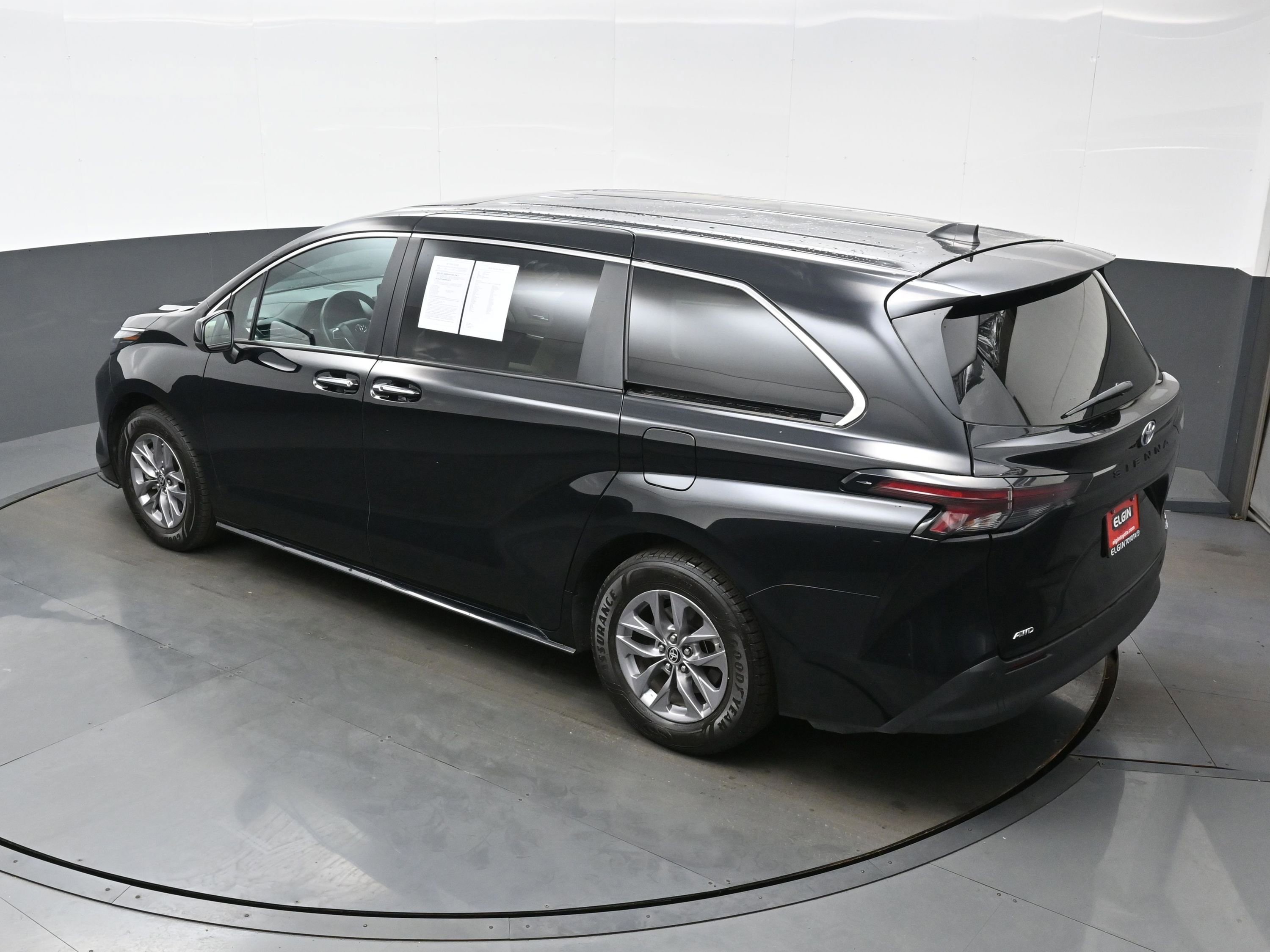 Used 2024 Toyota Sienna XLE AWD/4WD image 39