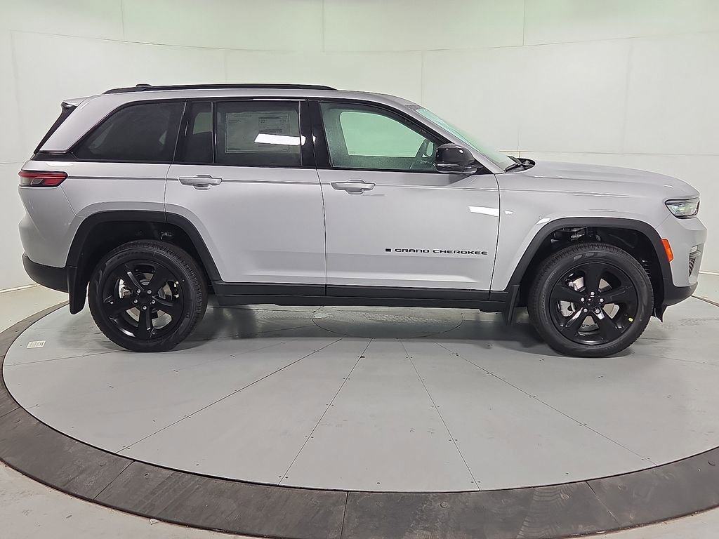 New 2025 Jeep Grand Cherokee Limited w/ Black Appearance Package AWD/4WD image 8