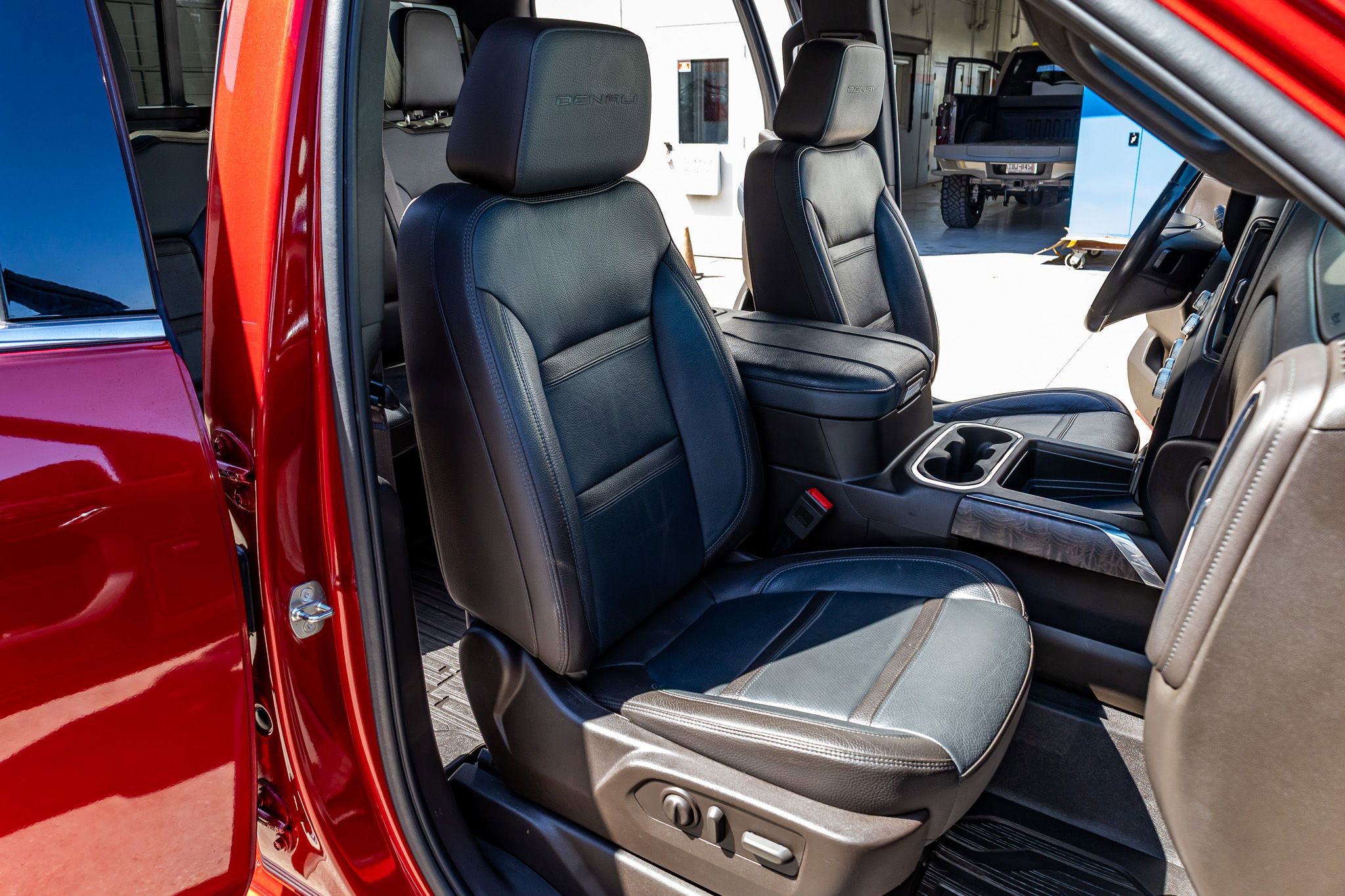 Used 2023 GMC Sierra 3500 Denali w/ Technology Package AWD/4WD image 30
