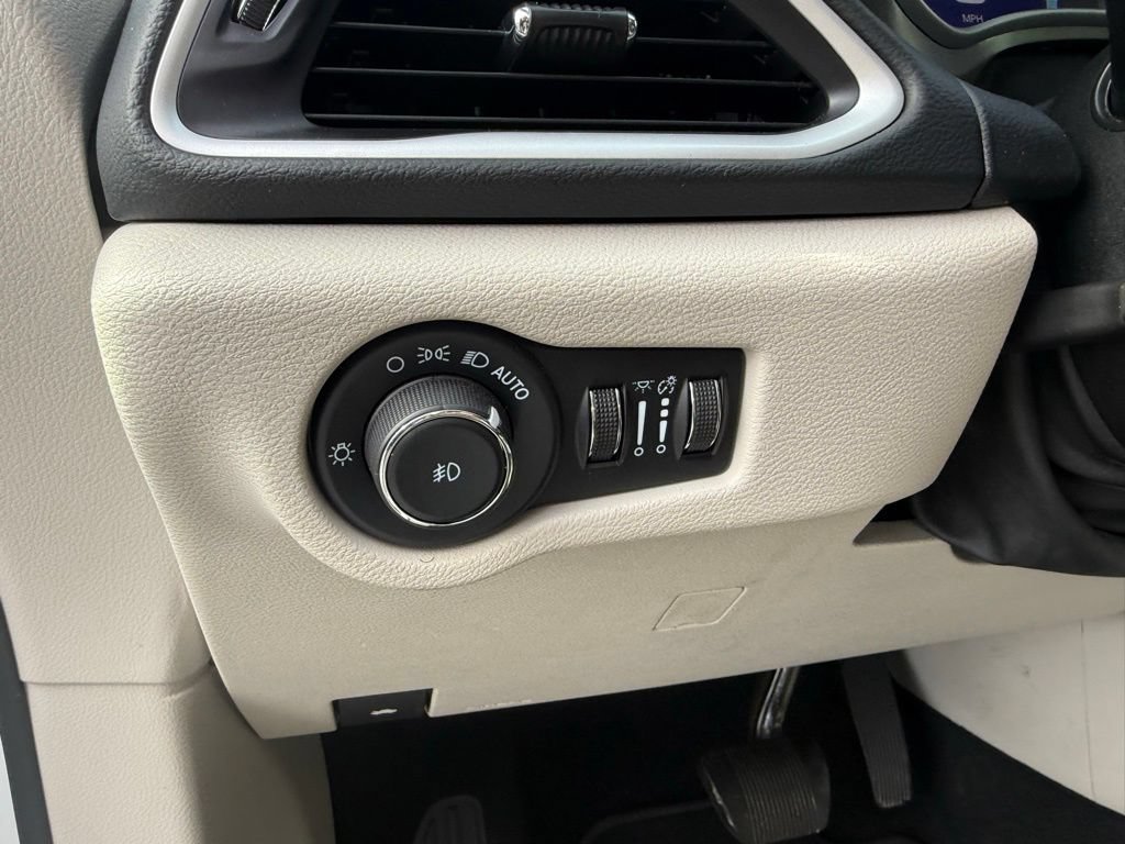 Used 2023 Chrysler Pacifica Touring-L FWD image 21