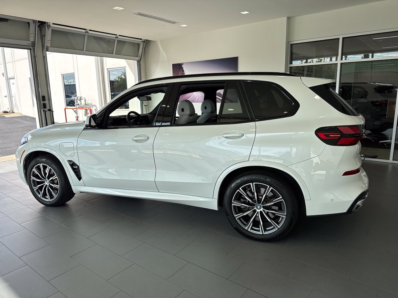 Used 2024 BMW X5 xDrive50e w/ M Sport Package AWD/4WD image 5