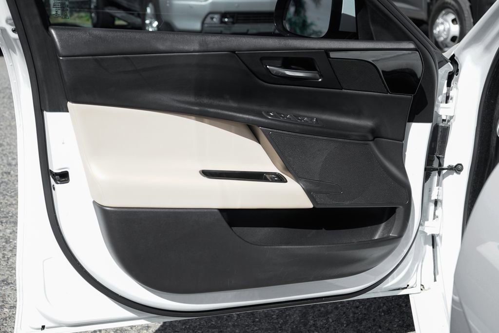 Used 2017 Jaguar XE image 15