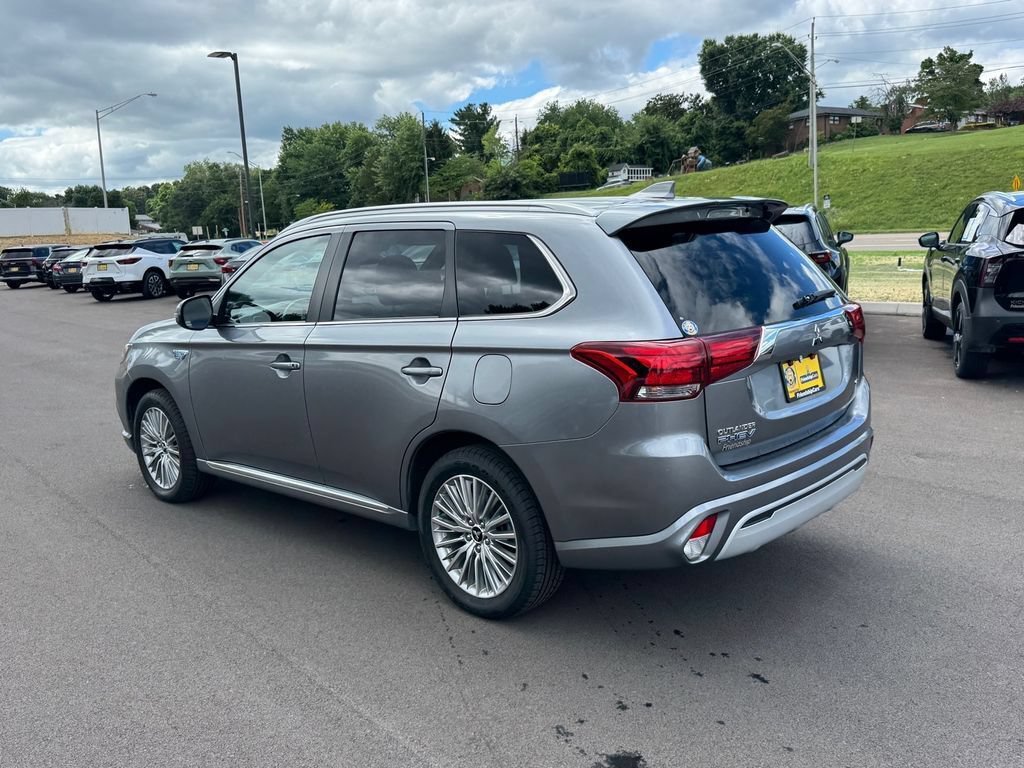Used 2020 Mitsubishi Outlander 4WD Plug-In Hybrid image 4