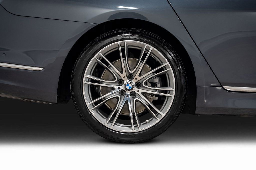 Used 2020 BMW 740i w/ Premium Package image 26