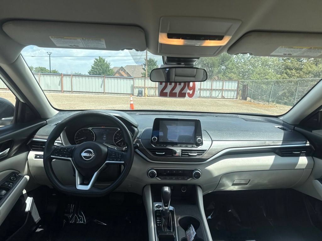 Used 2025 Nissan Altima 2.5 SV FWD image 10