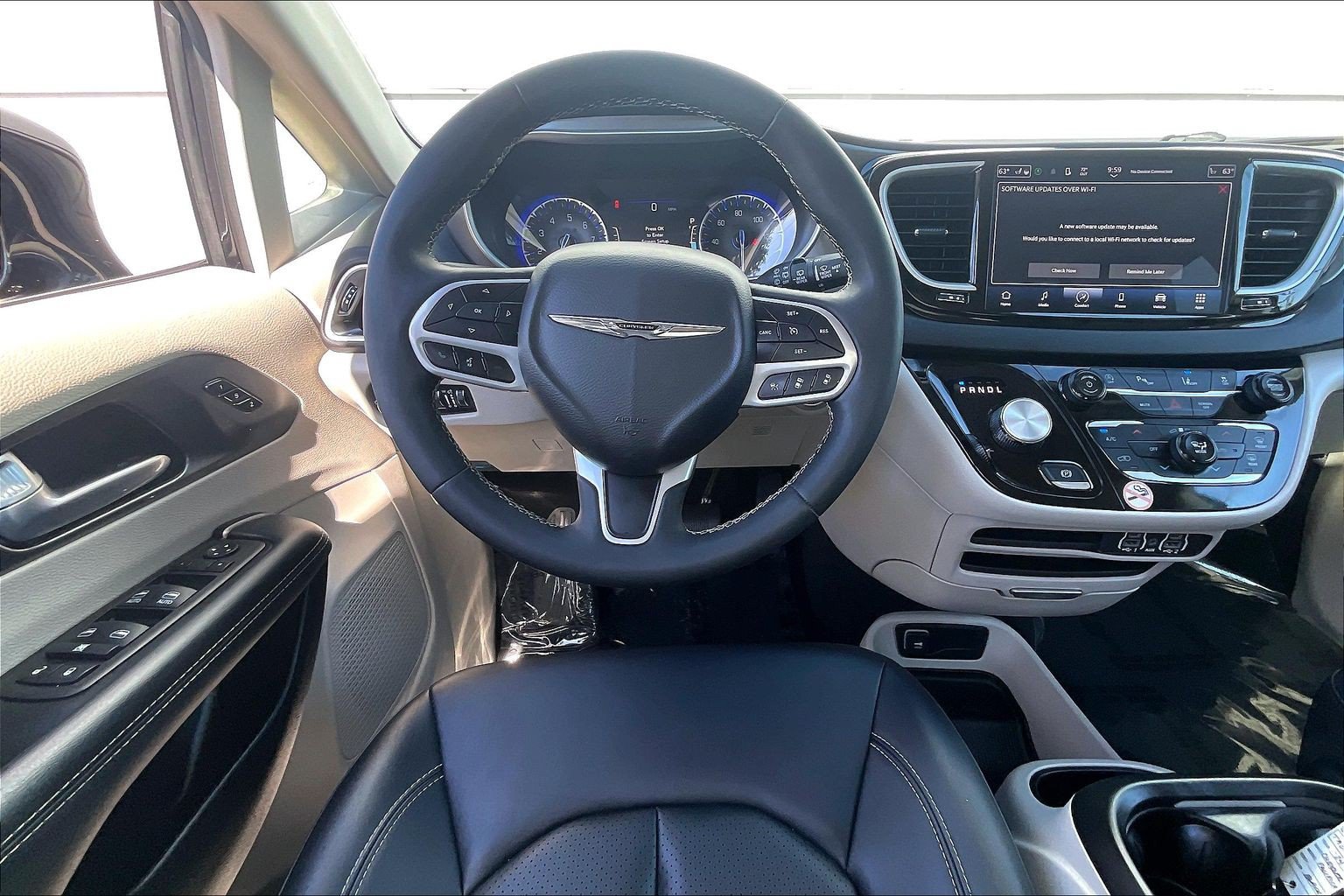 Used 2024 Chrysler Pacifica Touring-L FWD image 6