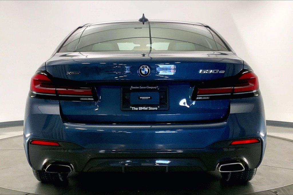Certified 2023 BMW 530e xDrive w/ Premium Package AWD/4WD image 3