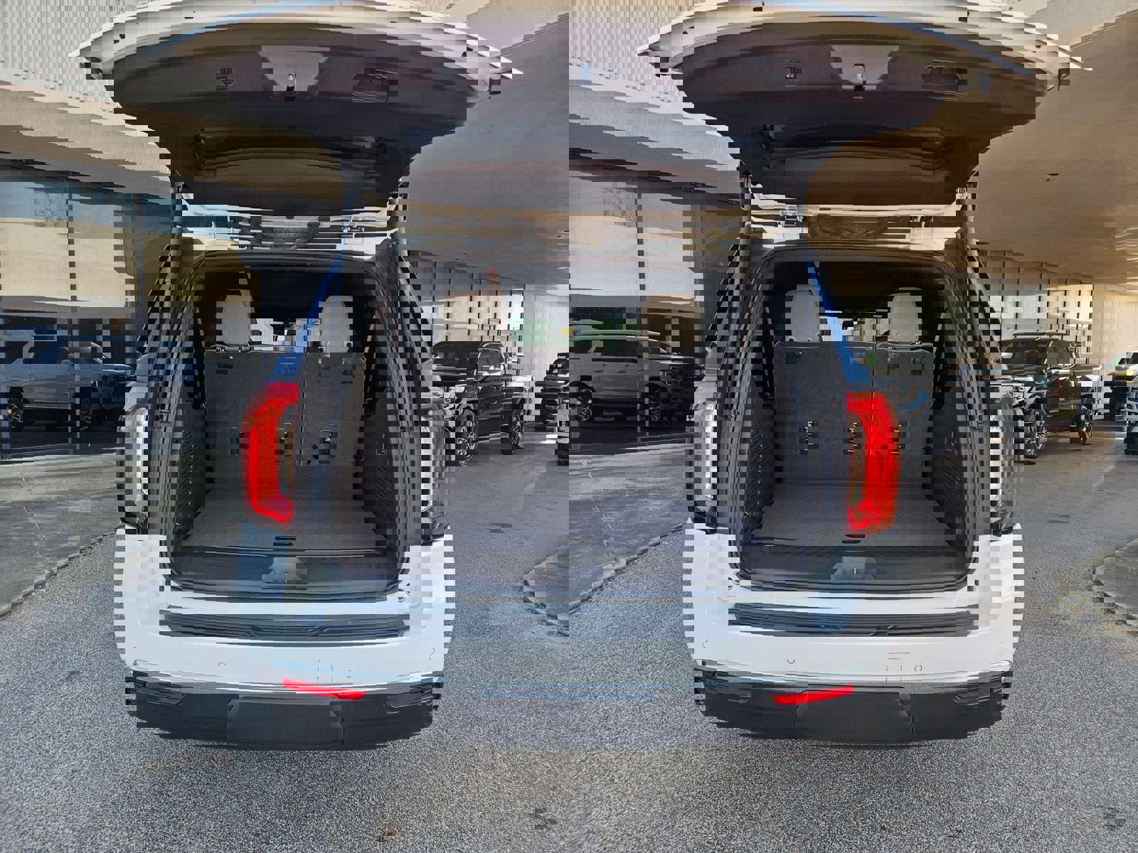 Used 2022 GMC Yukon XL SLT w/ SLT Premium Package image 4