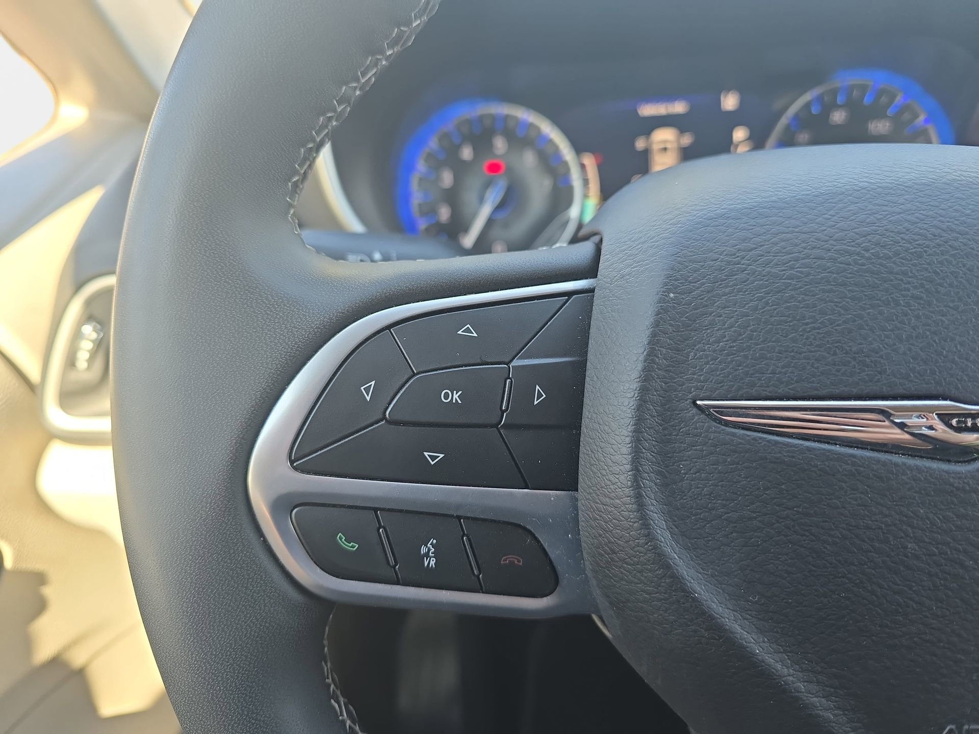 Used 2024 Chrysler Pacifica Touring-L FWD image 17