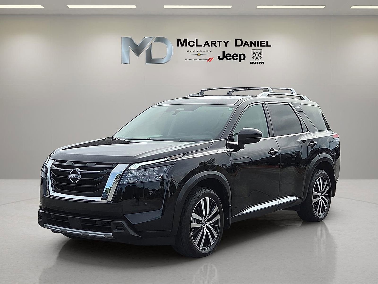 Used 2025 Nissan Pathfinder Platinum w/ Cargo Package AWD/4WD image 2