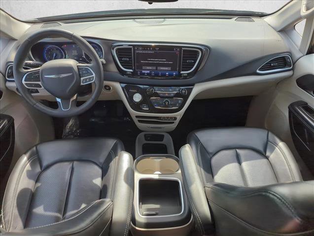 Used 2023 Chrysler Pacifica Touring-L FWD image 17