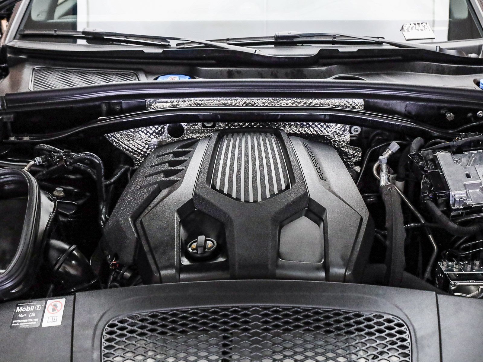 Certified 2025 Porsche Macan AWD/4WD image 27