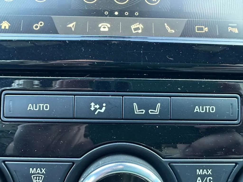 Used 2017 Land Rover Discovery HSE image 28