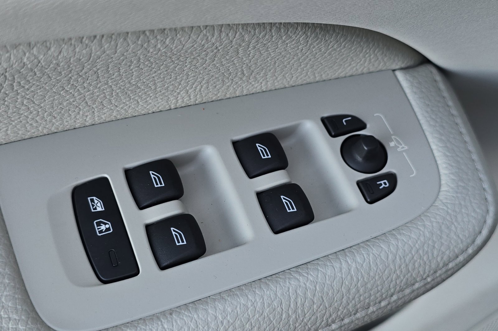 Used 2022 Volvo V60 T5 Cross Country w/ Advanced Package image 11