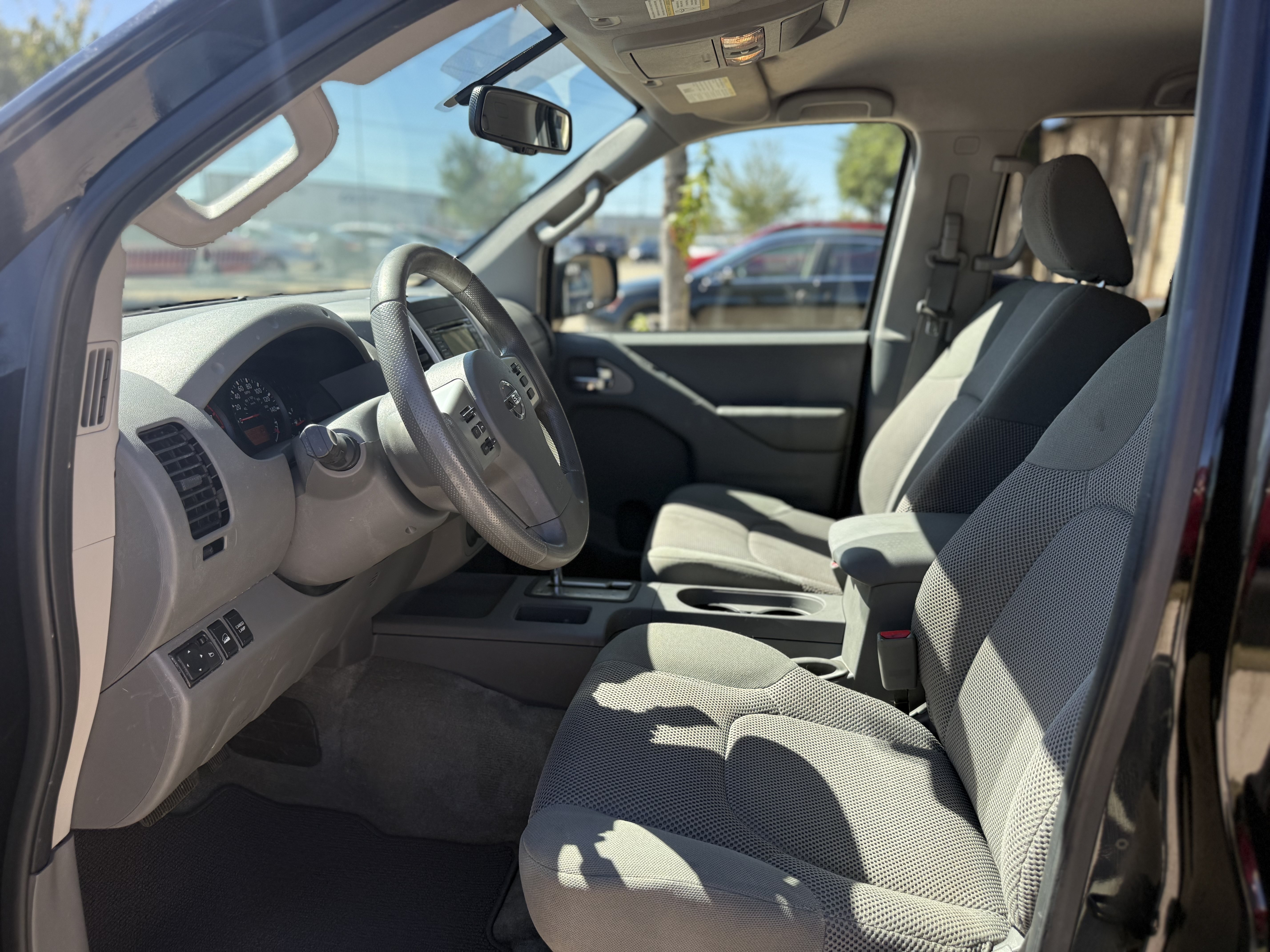 Used 2015 Nissan Frontier SV w/ SV Value Truck Package AWD/4WD image 12