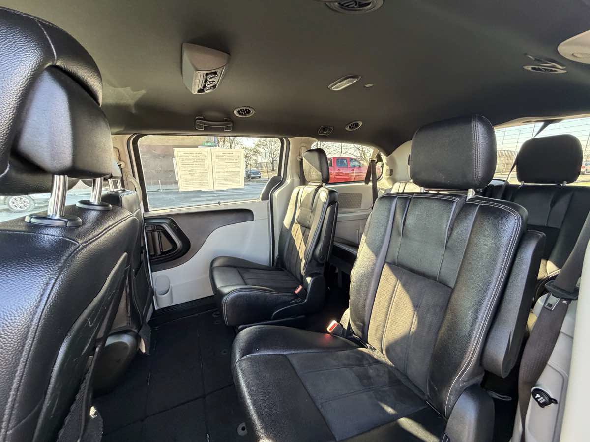 Used 2019 Dodge Grand Caravan SXT FWD image 15