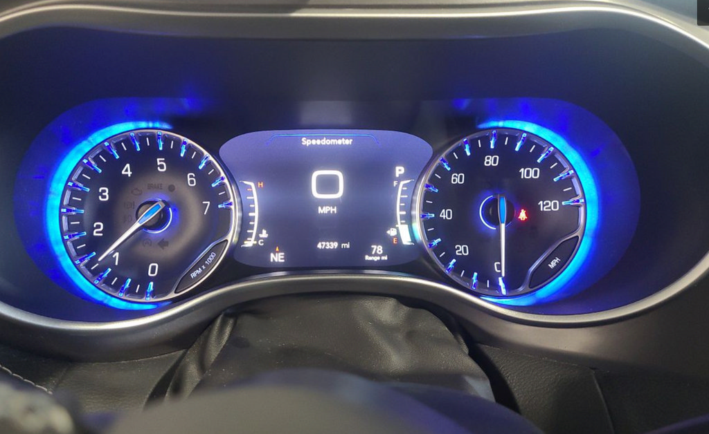 Used 2023 Chrysler Pacifica Touring-L AWD/4WD image 4