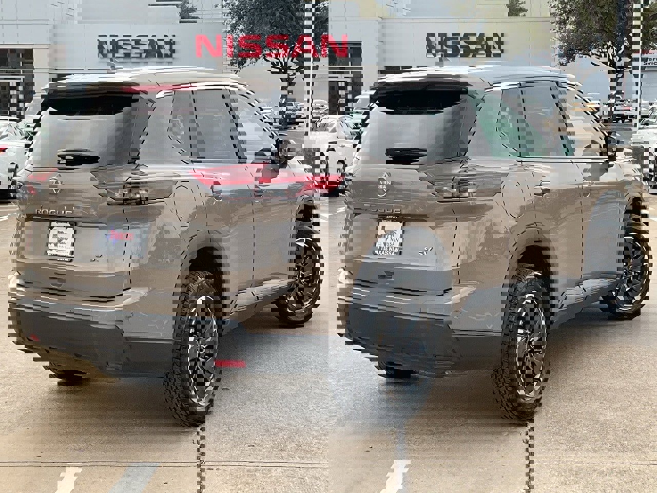 Used 2024 Nissan Rogue SV image 5