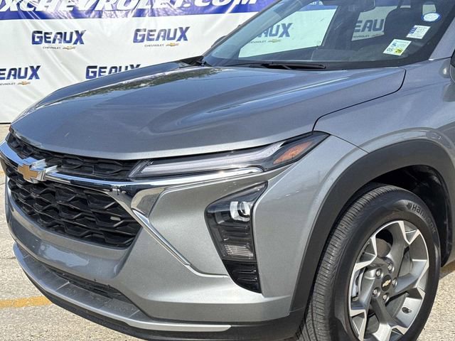 Used 2025 Chevrolet Trax LT w/ LT Convenience Package FWD image 2