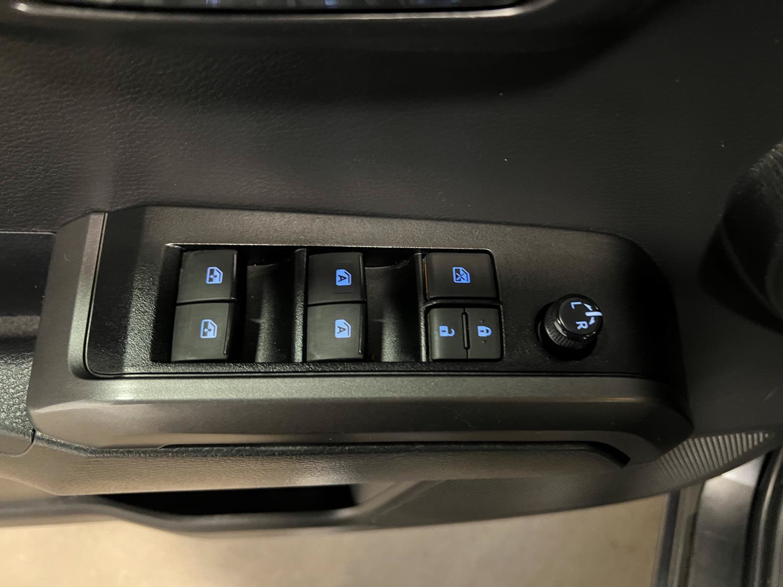 Used 2023 Toyota Tacoma TRD Off-Road w/ Advanced Technology Package AWD/4WD image 25