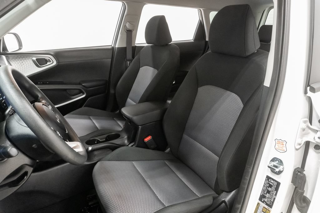 Used 2025 Kia Soul LX w/ LX Technology Package FWD image 9