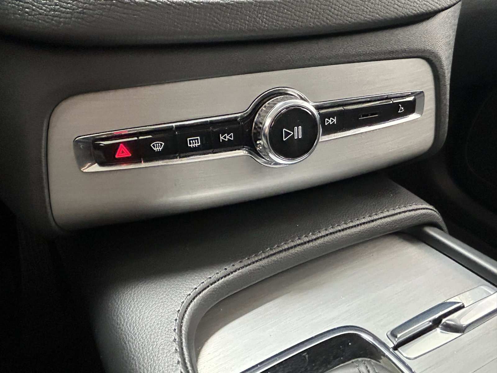 Used 2021 Volvo XC90 T5 Momentum w/ Climate Package image 19