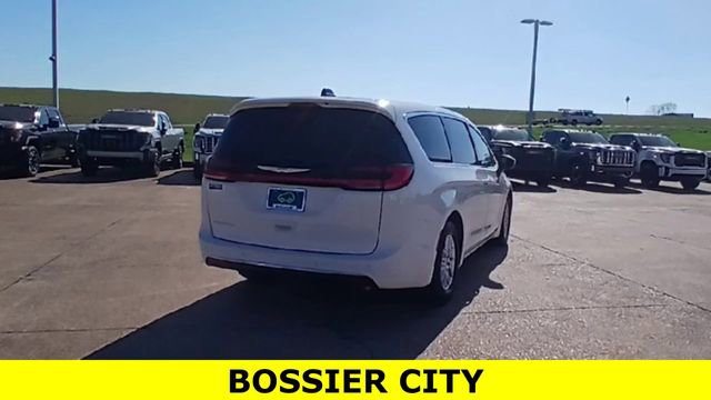Used 2023 Chrysler Pacifica Touring-L image 9