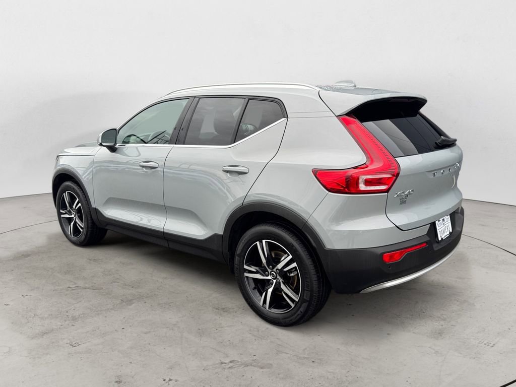Certified 2025 Volvo XC40 B5 Core image 4