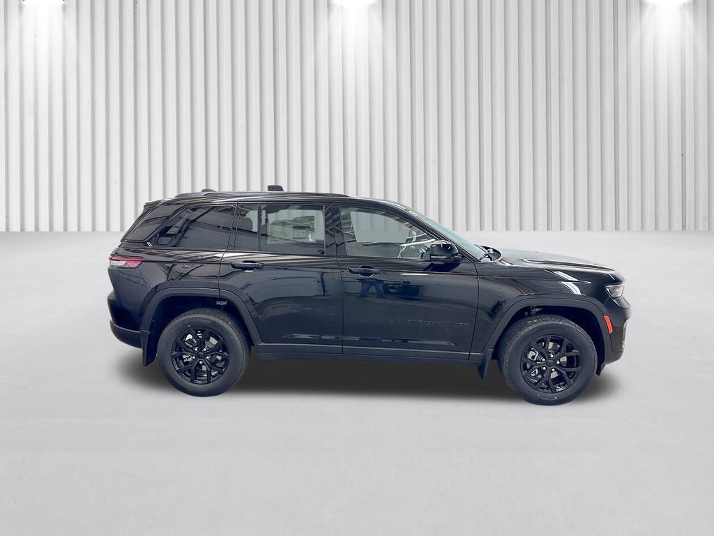 New 2025 Jeep Grand Cherokee Laredo image 3