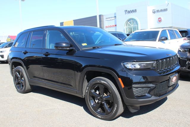 Used 2023 Jeep Grand Cherokee Altitude image 1