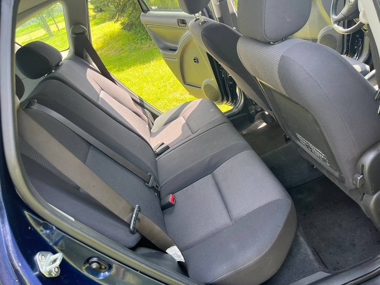Used 2006 Pontiac Vibe w/ Sun And Sound Package FWD image 6