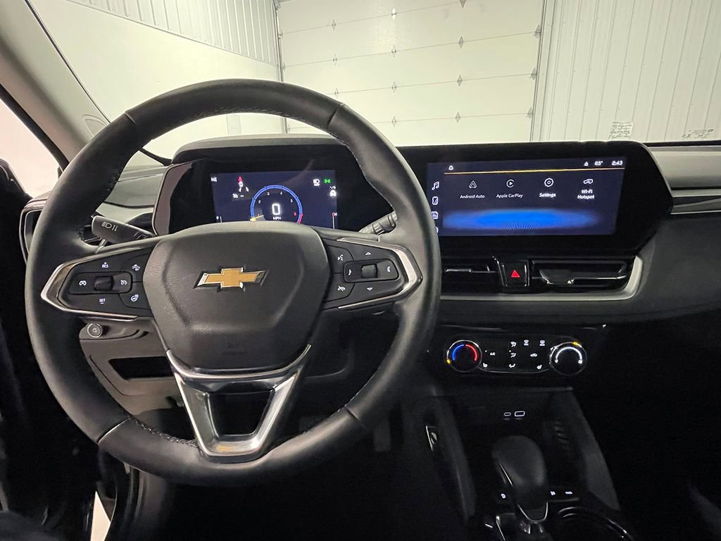 Used 2025 Chevrolet TrailBlazer LT w/ LT Cold Weather Package AWD/4WD image 37