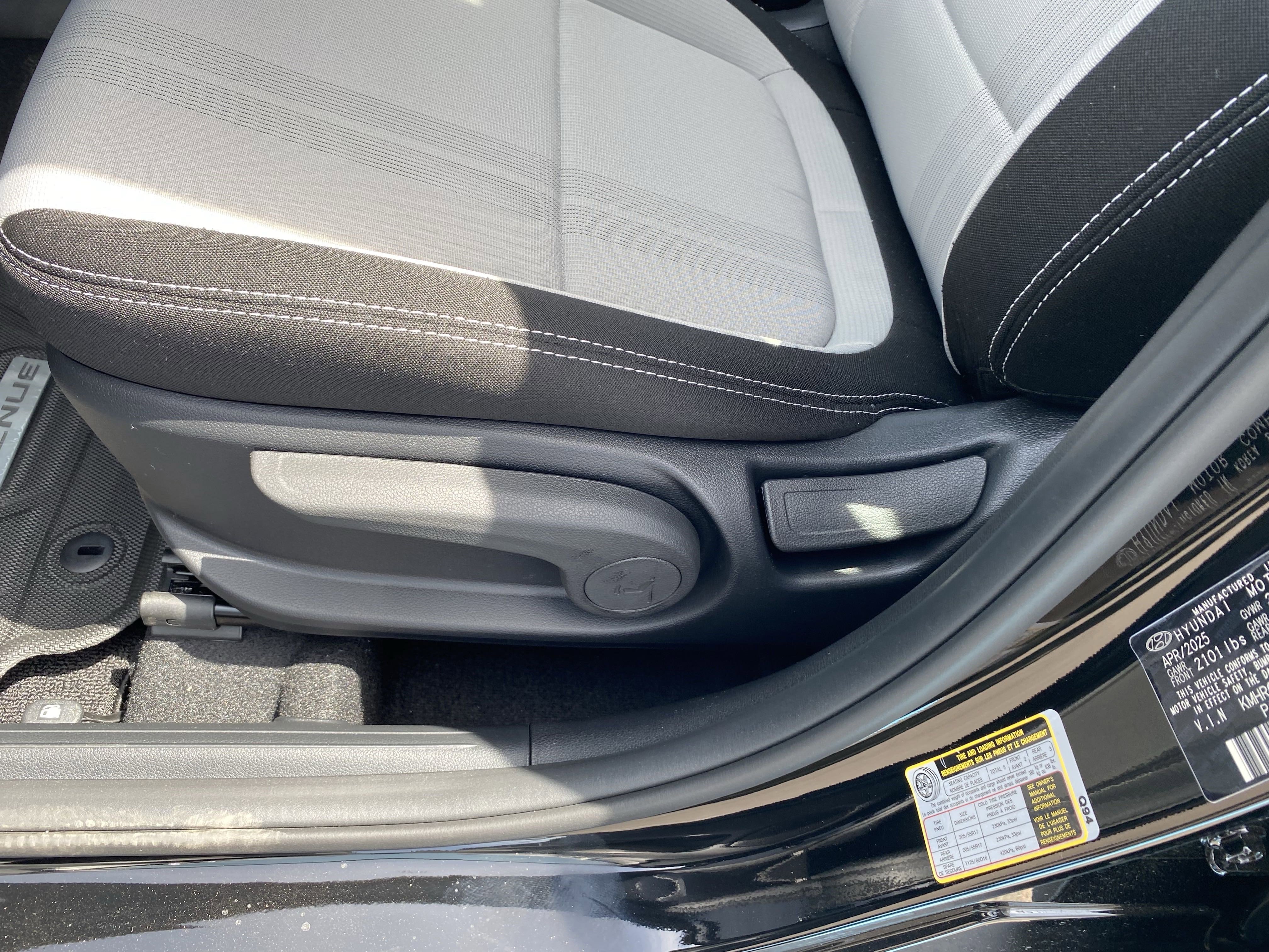 Certified 2025 Hyundai Venue SEL image 16