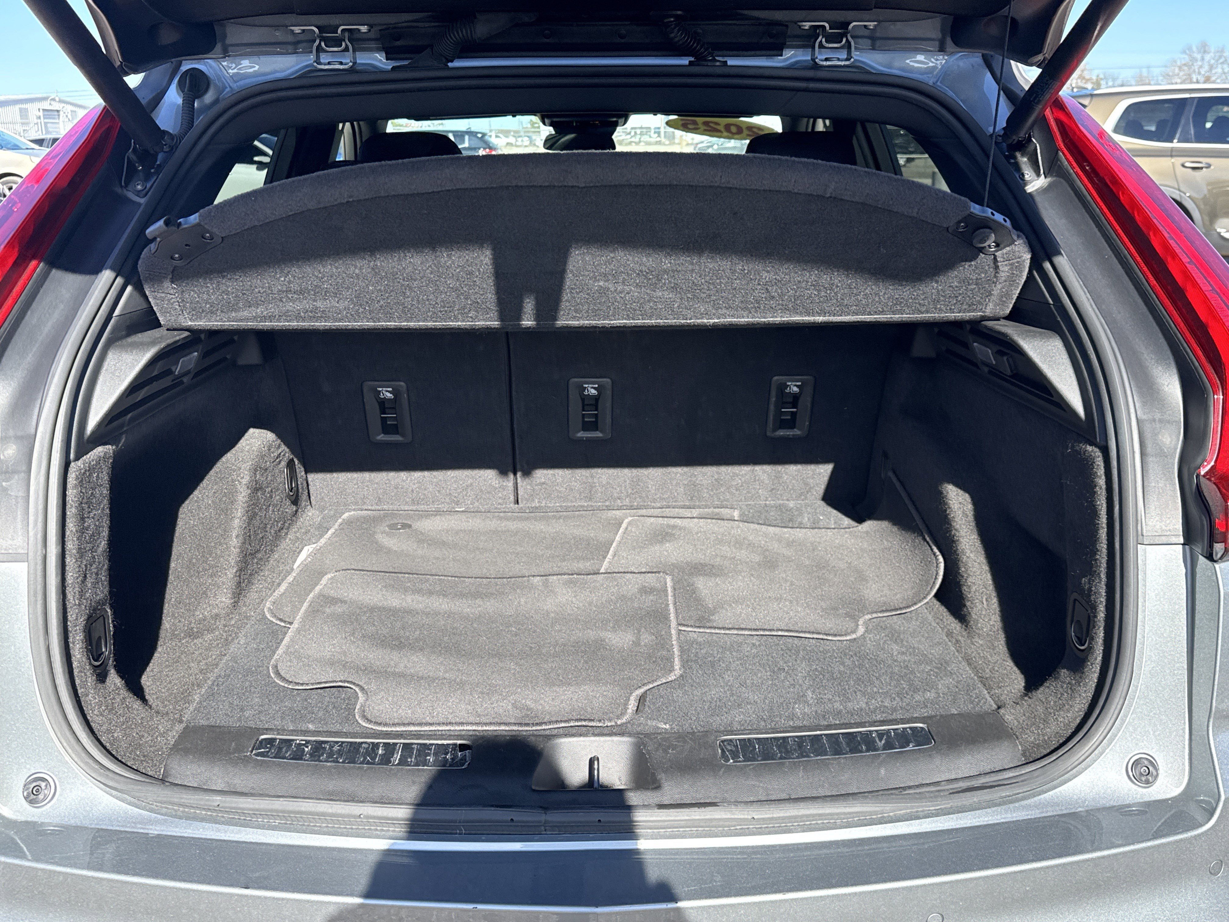 Used 2025 Cadillac XT4 Premium Luxury image 8