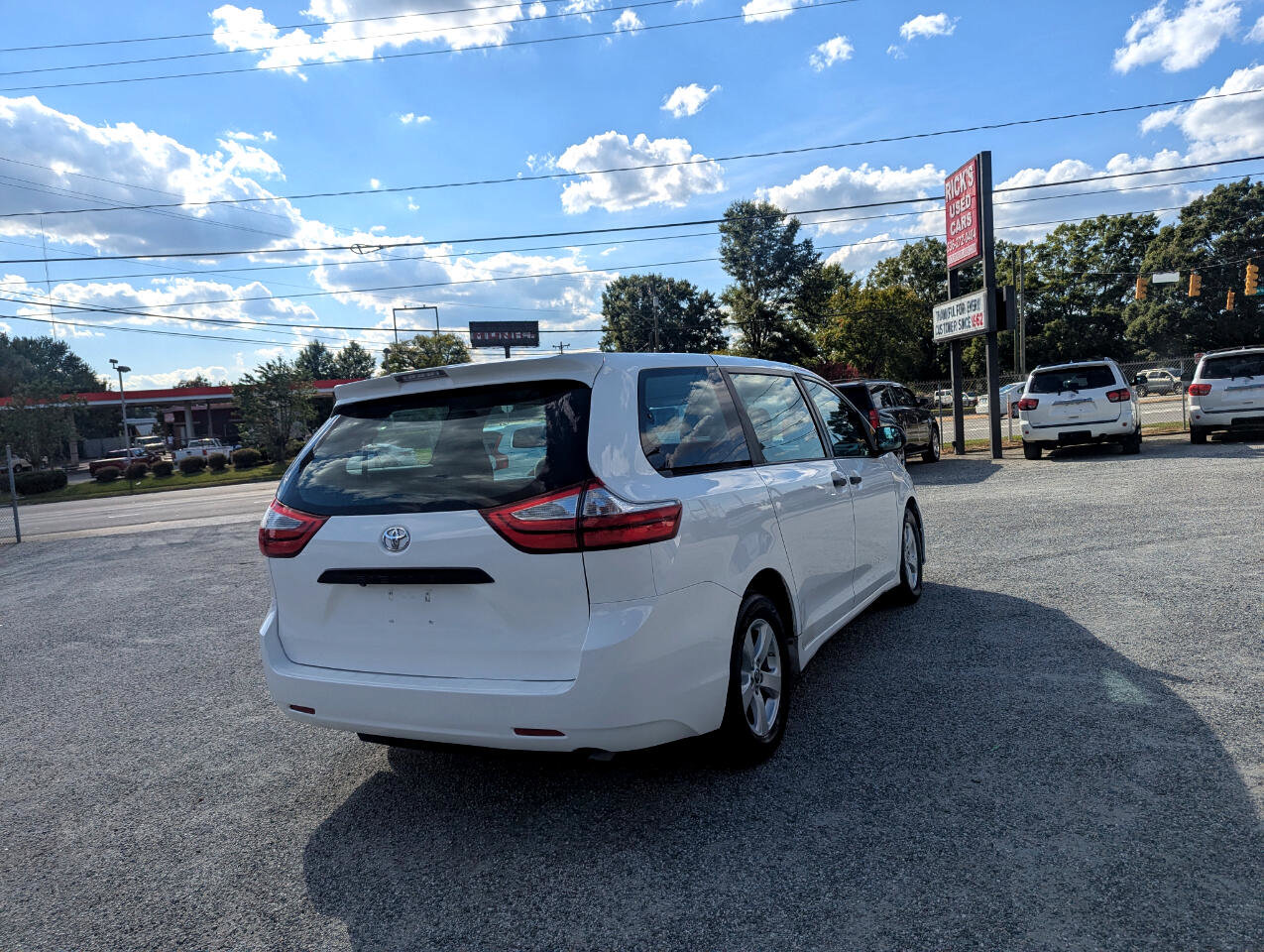Used 2018 Toyota Sienna L image 7