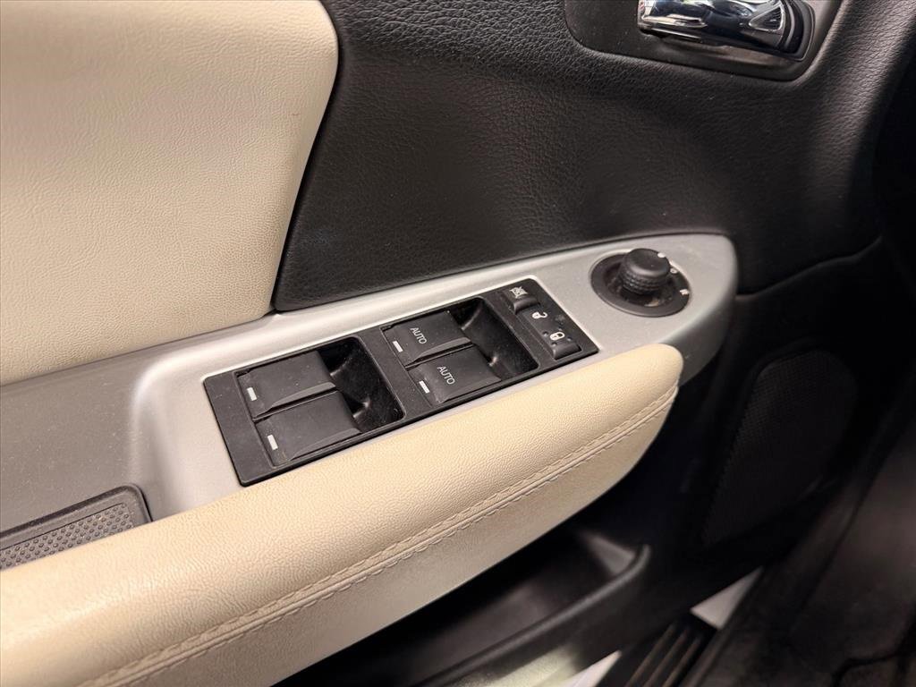 Used 2013 Chrysler 200 Limited image 28