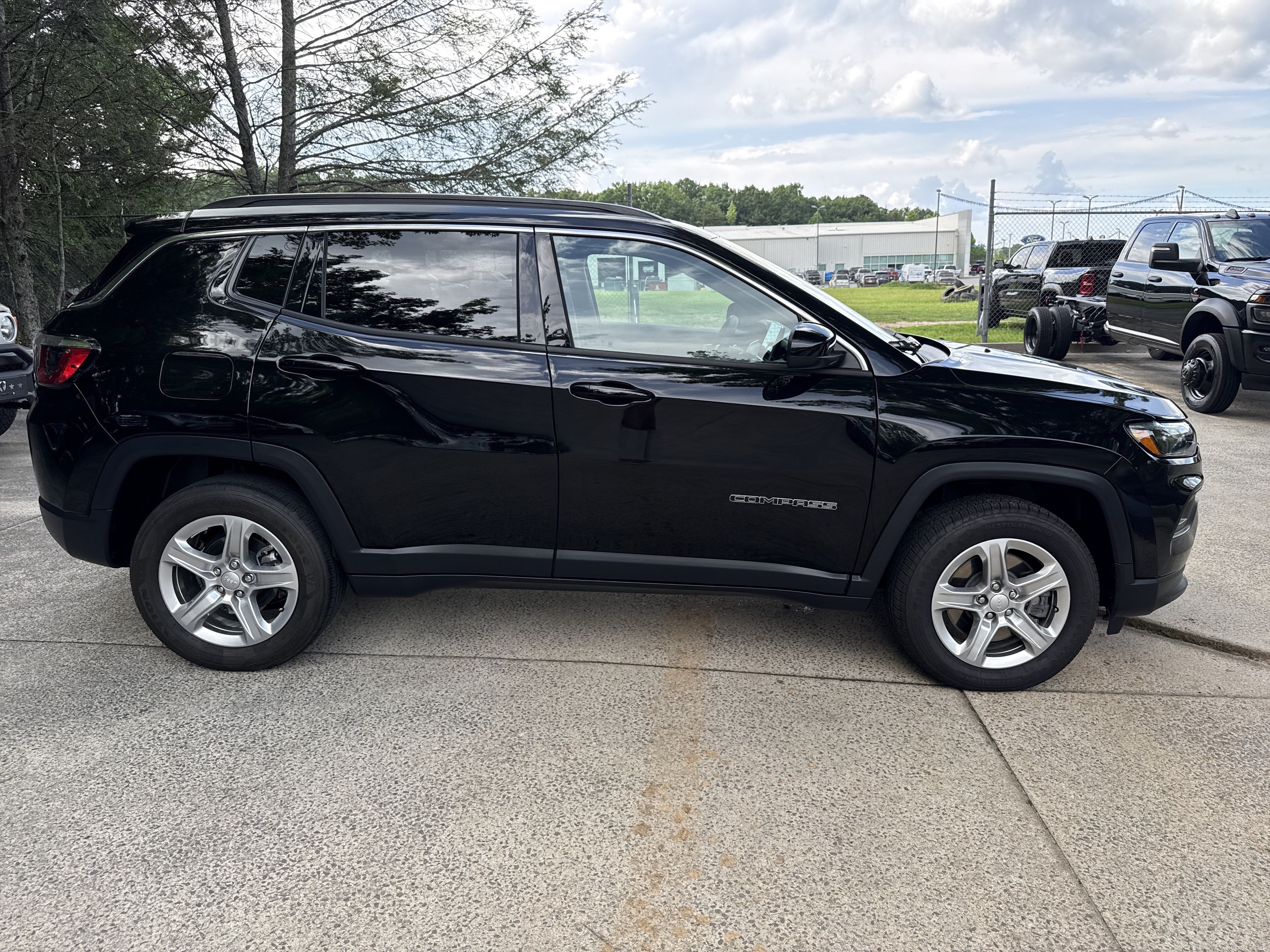 Used 2024 Jeep Compass Latitude AWD/4WD image 8