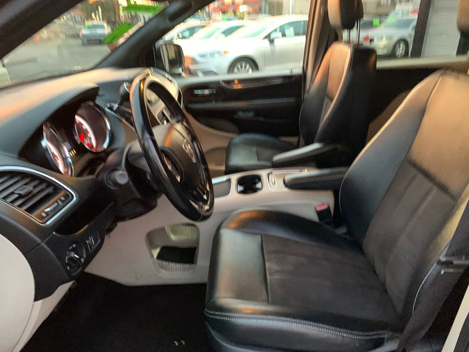 Used 2019 Dodge Grand Caravan SXT image 9