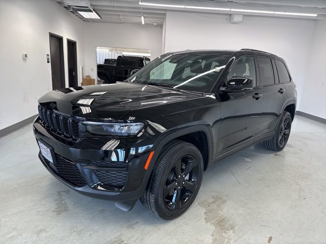 Used 2023 Jeep Grand Cherokee Altitude image 4