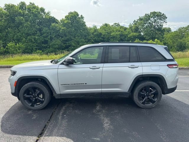 Used 2024 Jeep Grand Cherokee Altitude AWD/4WD image 6