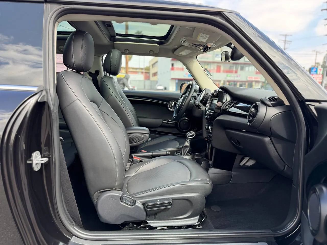 Used 2019 MINI Cooper 2-Door Hardtop image 28