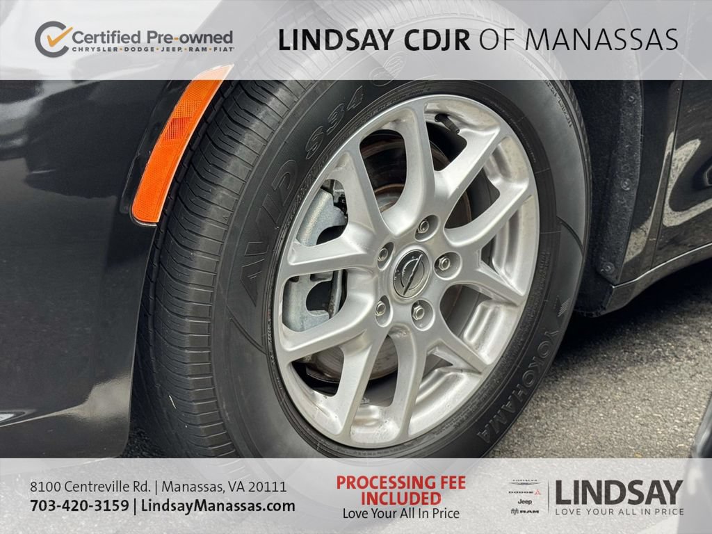 Used 2023 Chrysler Pacifica Touring-L FWD image 11