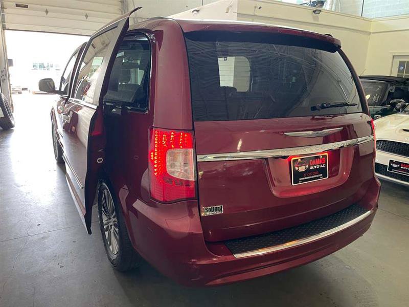 Used 2015 Chrysler Town & Country Touring-L w/ Driver Convenience Group FWD image 12