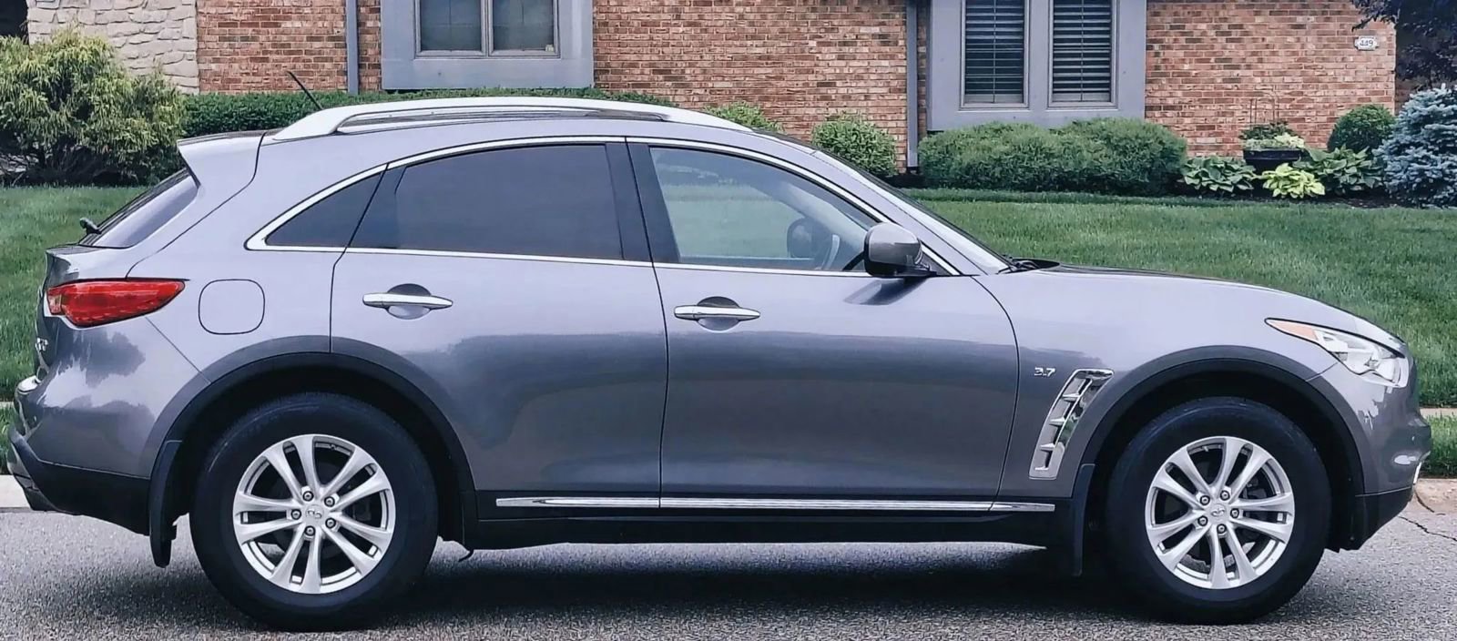 Used 2017 INFINITI QX70 AWD w/ Premium Package image 2