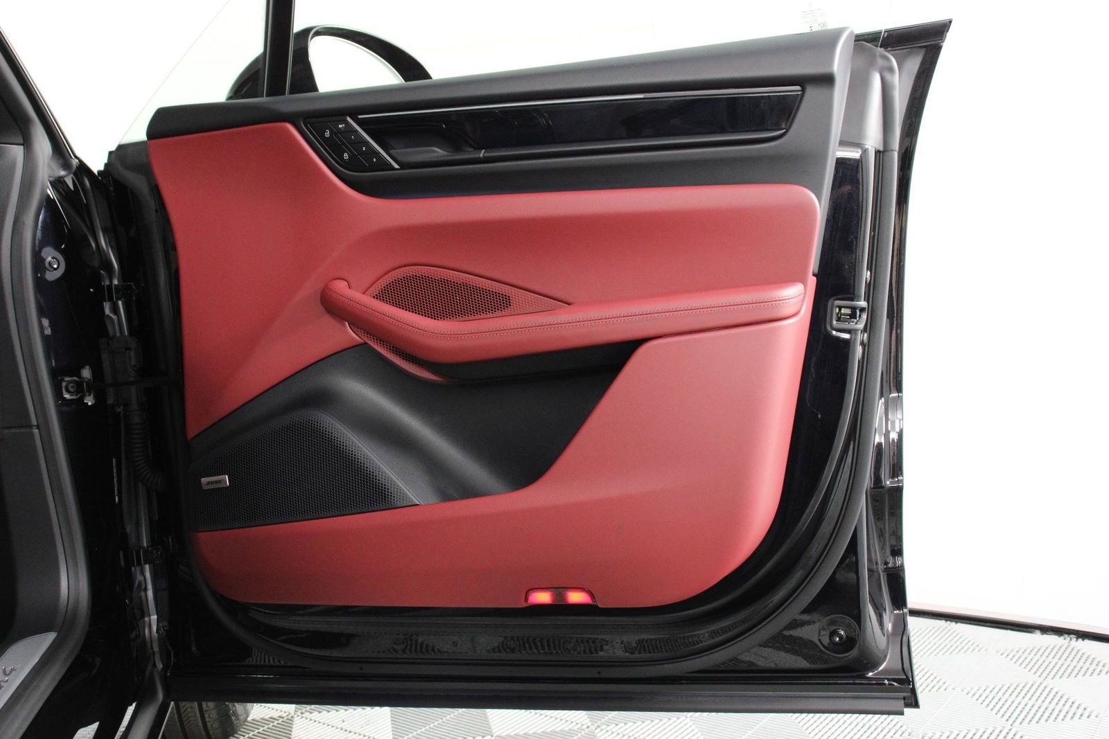 Certified 2025 Porsche Macan 4 Electric image 23